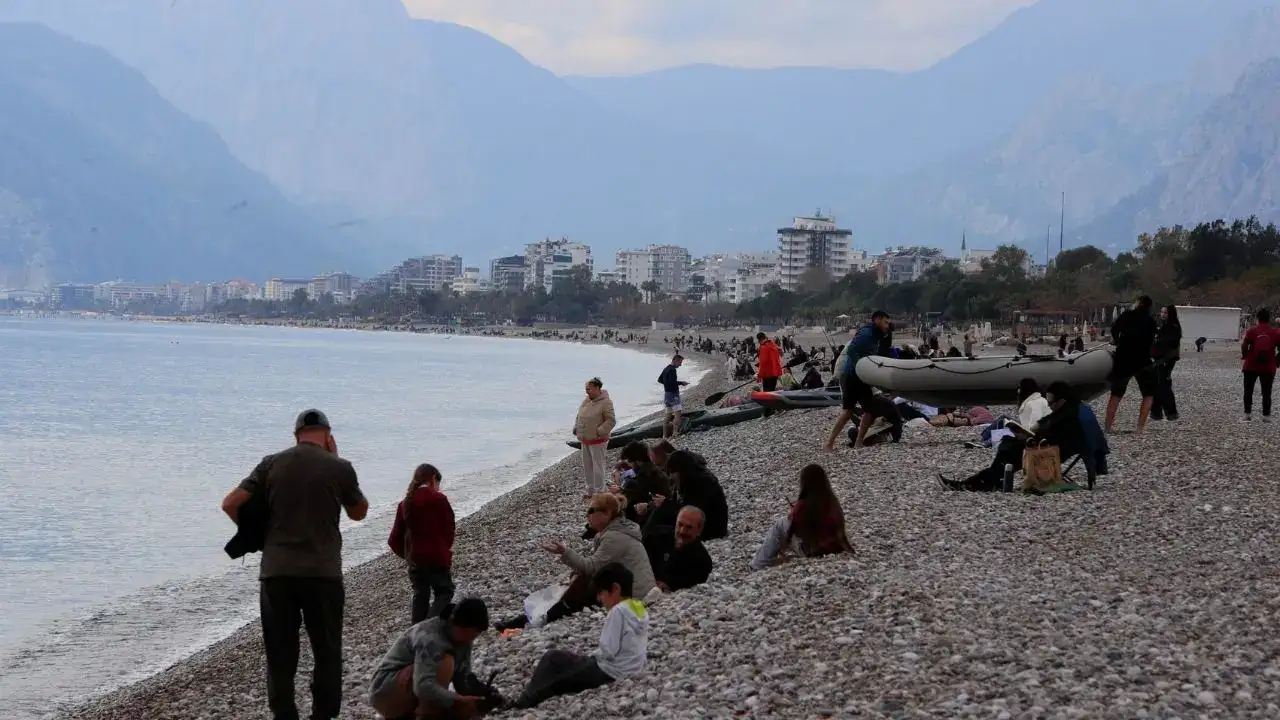 Antalya Kışı Pas Geçti: Deniz Keyfi Soğuk Hava Dinlemedi! 4